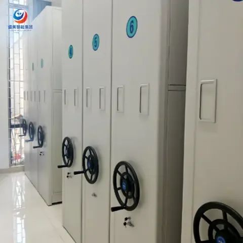 Manual compactor shelving with hand wheels